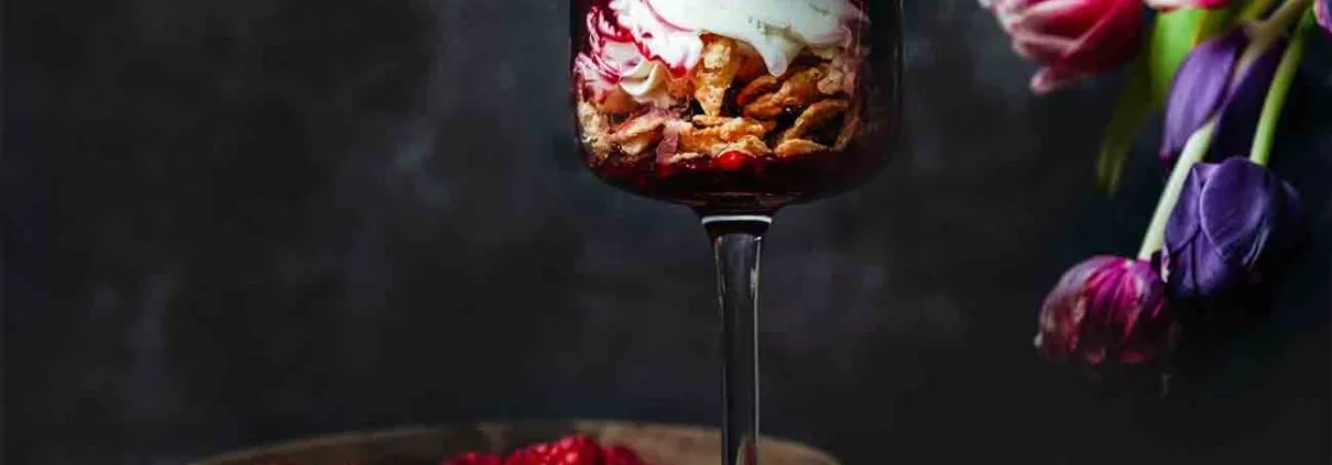 Beeren, Schmandcreme und knackige Cornflakes überzogen mit weißer Schokolade. Das ergibt ein Mega-Crunchiges Fruchterlebnis. Schnell zubereitet ist es auch noch.