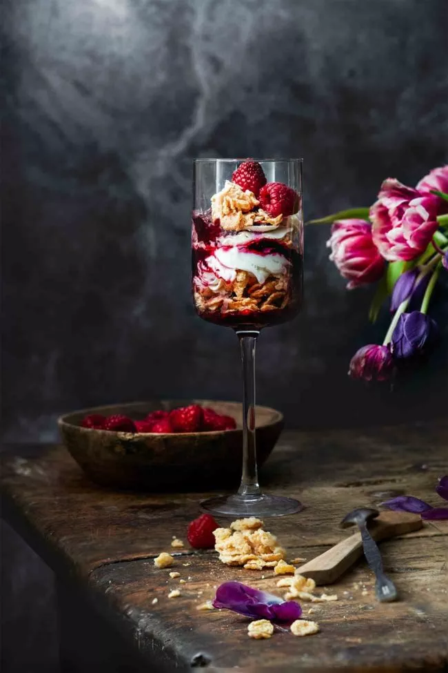 Beeren, Schmandcreme und knackige Cornflakes überzogen mit weißer Schokolade. Das ergibt ein Mega-Crunchiges Fruchterlebnis. Schnell zubereitet ist es auch noch.