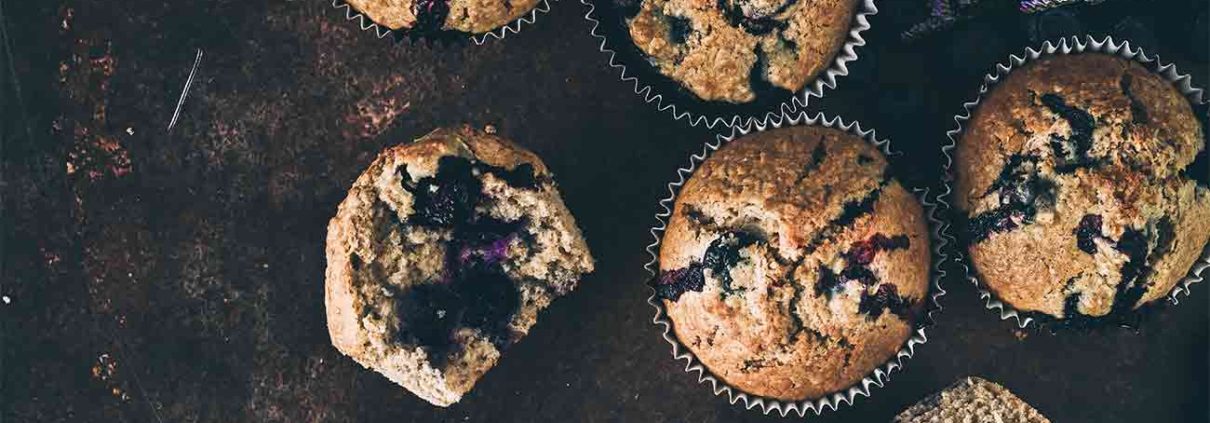 Es gibt so Klassiker, die backt man einfach immer und immer wieder. Und jedes Mal versucht man sie ein wenig besser zu machen. So wie bei den Blaubeer-Muffins. Jetzt sind sie perfekt. Und warum wir einfach mehr Blaubeeren essen sollten, könnt ihr auf dem Blog nachlesen.