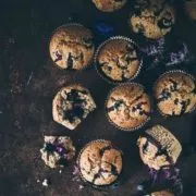 Es gibt so Klassiker, die backt man einfach immer und immer wieder. Und jedes Mal versucht man sie ein wenig besser zu machen. So wie bei den Blaubeer-Muffins. Jetzt sind sie perfekt. Und warum wir einfach mehr Blaubeeren essen sollten, könnt ihr auf dem Blog nachlesen.