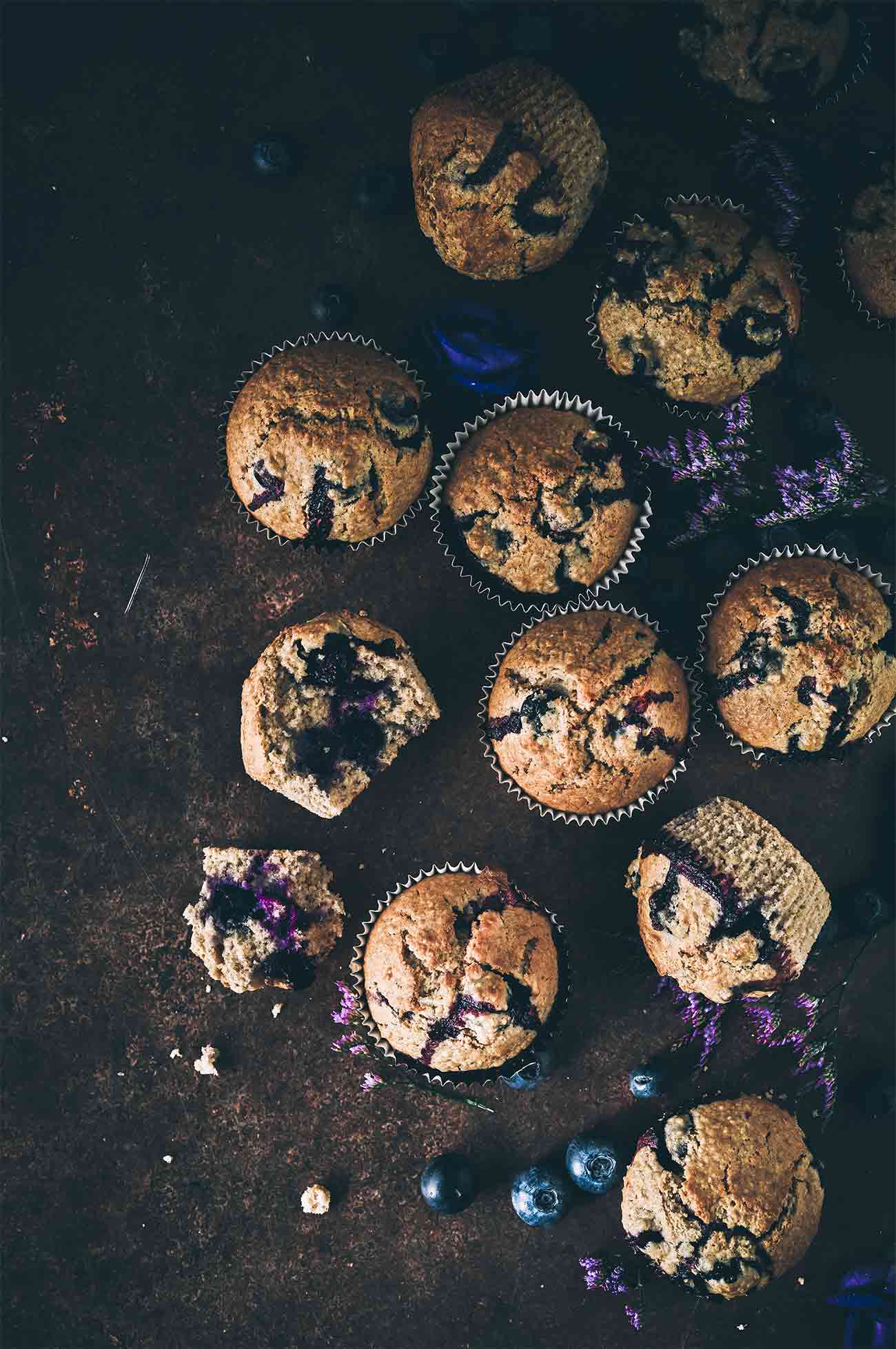 Es gibt so Klassiker, die backt man einfach immer und immer wieder. Und jedes Mal versucht man sie ein wenig besser zu machen. So wie bei den Blaubeer-Muffins. Jetzt sind sie perfekt. 
Und warum wir einfach mehr Blaubeeren essen sollten, könnt ihr auf dem Blog nachlesen. 
