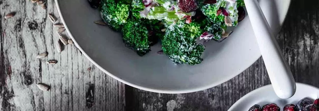 Cremiger Brokkolisalat mit Cashewdressing Creamy broccoli salad with cashew dressing Es ist nicht nur ein einfacher Brokkolisalat, sondern eine perfekte Kombination aus knackigen Brokkoli. Süßen Cranberrys und einem cremigen Dressing. Ob als Beilage zu einem Grillfest oder als Hauptgericht für ein Mittagessen, dieser Brokkolisalat wird deine Geschmacksnerven begeistern. Ich verwende für den Salat den Brokkoli immer roh und lasse ihn über Nacht im Dressing ziehen. So hast du mit wenig Aufwand für den nächsten Tag eine