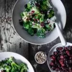 Cremiger Brokkolisalat mit Cashewdressing Creamy broccoli salad with cashew dressing Es ist nicht nur ein einfacher Brokkolisalat, sondern eine perfekte Kombination aus knackigen Brokkoli. Süßen Cranberrys und einem cremigen Dressing. Ob als Beilage zu einem Grillfest oder als Hauptgericht für ein Mittagessen, dieser Brokkolisalat wird deine Geschmacksnerven begeistern. Ich verwende für den Salat den Brokkoli immer roh und lasse ihn über Nacht im Dressing ziehen. So hast du mit wenig Aufwand für den nächsten Tag eine