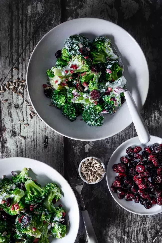 Cremiger Brokkolisalat mit Cashewdressing Creamy broccoli salad with cashew dressing Es ist nicht nur ein einfacher Brokkolisalat, sondern eine perfekte Kombination aus knackigen Brokkoli. Süßen Cranberrys und einem cremigen Dressing. Ob als Beilage zu einem Grillfest oder als Hauptgericht für ein Mittagessen, dieser Brokkolisalat wird deine Geschmacksnerven begeistern. Ich verwende für den Salat den Brokkoli immer roh und lasse ihn über Nacht im Dressing ziehen. So hast du mit wenig Aufwand für den nächsten Tag eine