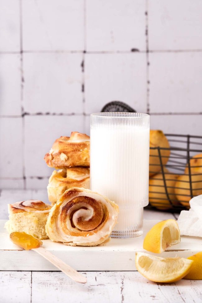 Achtung: Jetzt wird es richtig lecker, denn diese fluffigen Zitronenschnecken schmecken nach Frühling und Sonne. Meine Geheimzutat: das Chivers Lemon Curd - für mich die beste Zitronencreme der Welt. Ich liebe das Chivers Lemon Curd nicht nur auf frischem warmen Toast, sondern auch als Zutat für Desserts und zum Backen. Und wer einmal diese Zitronenschnecken probiert hat, wird meiner Meinung sein: so schmeckt der Frühling.