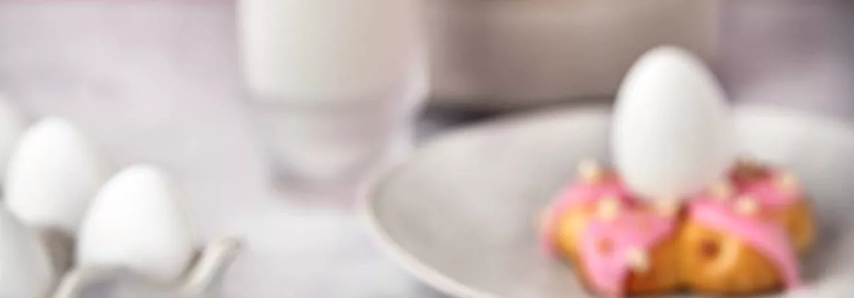 Es gibt wohl keinen besseren (und leckeren) Eierbecher zum Osterfest als diesen her. Fluffiger Hefeteig, Zuckerglasur und weiße Schokolade. Und so schön auf der Ostertafel.