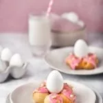 Es gibt wohl keinen besseren (und leckeren) Eierbecher zum Osterfest als diesen her. Fluffiger Hefeteig, Zuckerglasur und weiße Schokolade. Und so schön auf der Ostertafel.