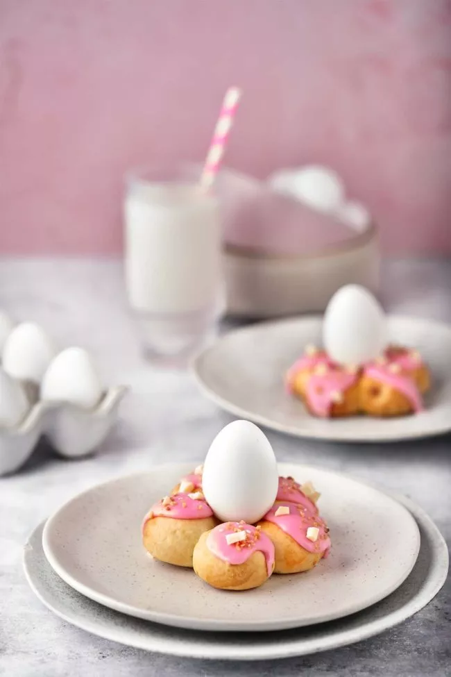 Es gibt wohl keinen besseren (und leckeren) Eierbecher zum Osterfest als diesen her. Fluffiger Hefeteig, Zuckerglasur und weiße Schokolade. Und so schön auf der Ostertafel.