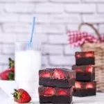 Eine köstliche Kombination aus süßen, saftigen Erdbeeren, Schokoladenbrownie-Teig und cremiger Schokoladenganache. Ein wirklich einfaches Rezept und dennoch beeindruckender Kuchen.