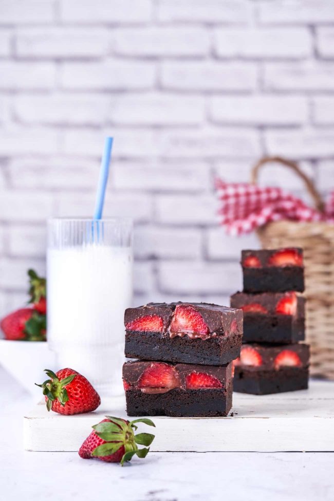 Eine köstliche Kombination aus süßen, saftigen Erdbeeren, Schokoladenbrownie-Teig und cremiger Schokoladenganache. Ein wirklich einfaches Rezept und dennoch beeindruckender Kuchen.