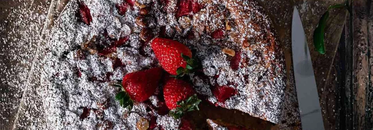 Erdbeerkuchen mit Haselnusskrokant – die saftigen, süßen Erdbeeren, die auf einem weichen, zarten Teig liegen, und dann das knusprige Haselnusskrokant, das jede Bissen zu einem wahren Genuss macht – dieser Kuchen ist einfach unwiderstehlich!Die frischen Erdbeeren erinnern schon an den bevorstehenden Sommer, an warme Sonnenstrahlen und bunte Blumen. Und dann kommt der Haselnusskrokant ins Spiel. Er gibt dem Kuchen eine wunderbar knusprige Textur und eine zusätzliche Dimension des Geschmacks. Die gerösteten Nüsse verleihen dem Kuchen ein tiefes, warmes Aroma. Dieser Kuchen ist nicht nur ein einfaches Dessert, sondern ein wahrer Seelenwärmer. Er erinnert uns daran, wie schön das Leben sein kann und wie wichtig es ist, die kleinen Freuden des Alltags zu schätzen. Ein Stück Erdbeerkuchen kann ein wahrer Seelenwärmer sein. Probiere ihn aus und du wirst verstehen, was ich meine!