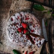 Erdbeerkuchen mit Haselnusskrokant – die saftigen, süßen Erdbeeren, die auf einem weichen, zarten Teig liegen, und dann das knusprige Haselnusskrokant, das jede Bissen zu einem wahren Genuss macht – dieser Kuchen ist einfach unwiderstehlich!Die frischen Erdbeeren erinnern schon an den bevorstehenden Sommer, an warme Sonnenstrahlen und bunte Blumen. Und dann kommt der Haselnusskrokant ins Spiel. Er gibt dem Kuchen eine wunderbar knusprige Textur und eine zusätzliche Dimension des Geschmacks. Die gerösteten Nüsse verleihen dem Kuchen ein tiefes, warmes Aroma. Dieser Kuchen ist nicht nur ein einfaches Dessert, sondern ein wahrer Seelenwärmer. Er erinnert uns daran, wie schön das Leben sein kann und wie wichtig es ist, die kleinen Freuden des Alltags zu schätzen. Ein Stück Erdbeerkuchen kann ein wahrer Seelenwärmer sein. Probiere ihn aus und du wirst verstehen, was ich meine!