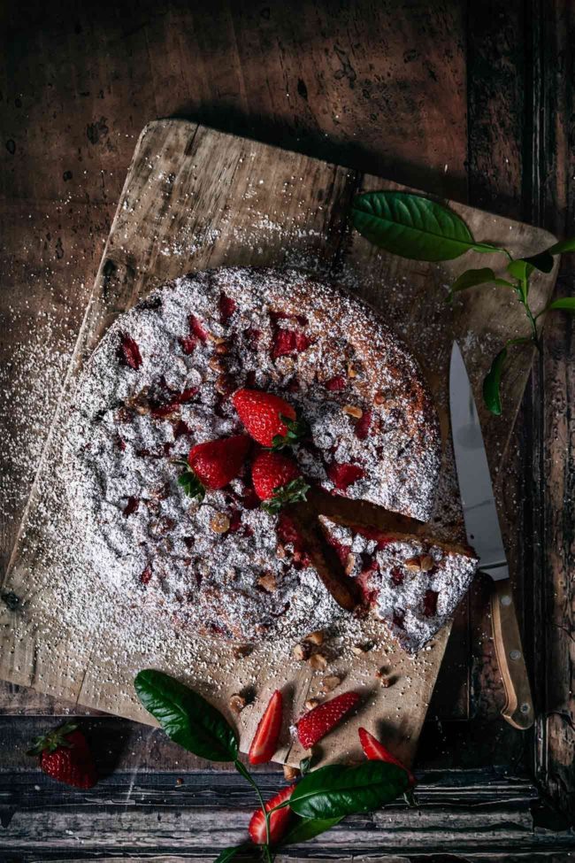 Erdbeerkuchen mit Haselnusskrokant – die saftigen, süßen Erdbeeren, die auf einem weichen, zarten Teig liegen, und dann das knusprige Haselnusskrokant, das jede Bissen zu einem wahren Genuss macht – dieser Kuchen ist einfach unwiderstehlich!Die frischen Erdbeeren erinnern schon an den bevorstehenden Sommer, an warme Sonnenstrahlen und bunte Blumen. Und dann kommt der Haselnusskrokant ins Spiel. Er gibt dem Kuchen eine wunderbar knusprige Textur und eine zusätzliche Dimension des Geschmacks. Die gerösteten Nüsse verleihen dem Kuchen ein tiefes, warmes Aroma. Dieser Kuchen ist nicht nur ein einfaches Dessert, sondern ein wahrer Seelenwärmer. Er erinnert uns daran, wie schön das Leben sein kann und wie wichtig es ist, die kleinen Freuden des Alltags zu schätzen. Ein Stück Erdbeerkuchen kann ein wahrer Seelenwärmer sein. Probiere ihn aus und du wirst verstehen, was ich meine!