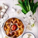Ohne Osterkranz kein Ostern. Meiner ist dieses Jahr mit geriebenen JAZZ™ Äpfeln, die dem ganzen einen knackig und spritzig-süßen Geschmack geben. Der Osterkranz ist eine unglaublich schöne alte Tradition, als Form des ewigen Lebens. Traditionell werden bunt bemalte, gekochte Eier in die Mitte gesteckt. Ihr wisst ja, wie ich den JAZZ™ Apfel feiere, daher kommt er, anstelle der Eier, in die Mitte. Und da der JAZZ™ Apfel eine so tolle rote natürliche Farbe hat, spare ich mir das Färben. In dem Sinne: habt eine tolle Osterzeit