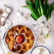 Ohne Osterkranz kein Ostern. Meiner ist dieses Jahr mit geriebenen JAZZ™ Äpfeln, die dem ganzen einen knackig und spritzig-süßen Geschmack geben. Der Osterkranz ist eine unglaublich schöne alte Tradition, als Form des ewigen Lebens. Traditionell werden bunt bemalte, gekochte Eier in die Mitte gesteckt. Ihr wisst ja, wie ich den JAZZ™ Apfel feiere, daher kommt er, anstelle der Eier, in die Mitte. Und da der JAZZ™ Apfel eine so tolle rote natürliche Farbe hat, spare ich mir das Färben. In dem Sinne: habt eine tolle Osterzeit