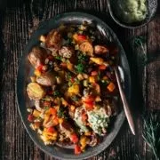 Es ist Zeit für einen leckeren Kartoffelsalat! Warum? Weil er einfach unschlagbar ist und ich mal wieder richtig Lust hatte auf Kartoffeln. Egal ob als Beilage zum Grillen, als Snack für zwischendurch oder als Beitrag zu einem gemütlichen Familienessen - Kartoffelsalat geht immer! Aber auch mal anders. Und mit frischem Gemüse aus dem Ofen schmeckt er einfach am besten! Also ab in die Küche, Gemüse schneiden, Ofen an und die perfekte Mischung aus Mayonnaise, Joghurt und Gewürzen anrühren. Guten Appetit ihr Lieben.