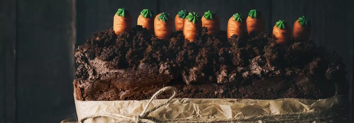 Zu Ostern Kuchen verschenken. Die wohl süßeste und leckerste Idee. Ich habe mich für das Möhrenbeet entschieden. Saftig, schokoladig und echt einfach gemacht. Und ich finde ihn richtig schick.