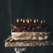Zu Ostern Kuchen verschenken. Die wohl süßeste und leckerste Idee. Ich habe mich für das Möhrenbeet entschieden. Saftig, schokoladig und echt einfach gemacht. Und ich finde ihn richtig schick.