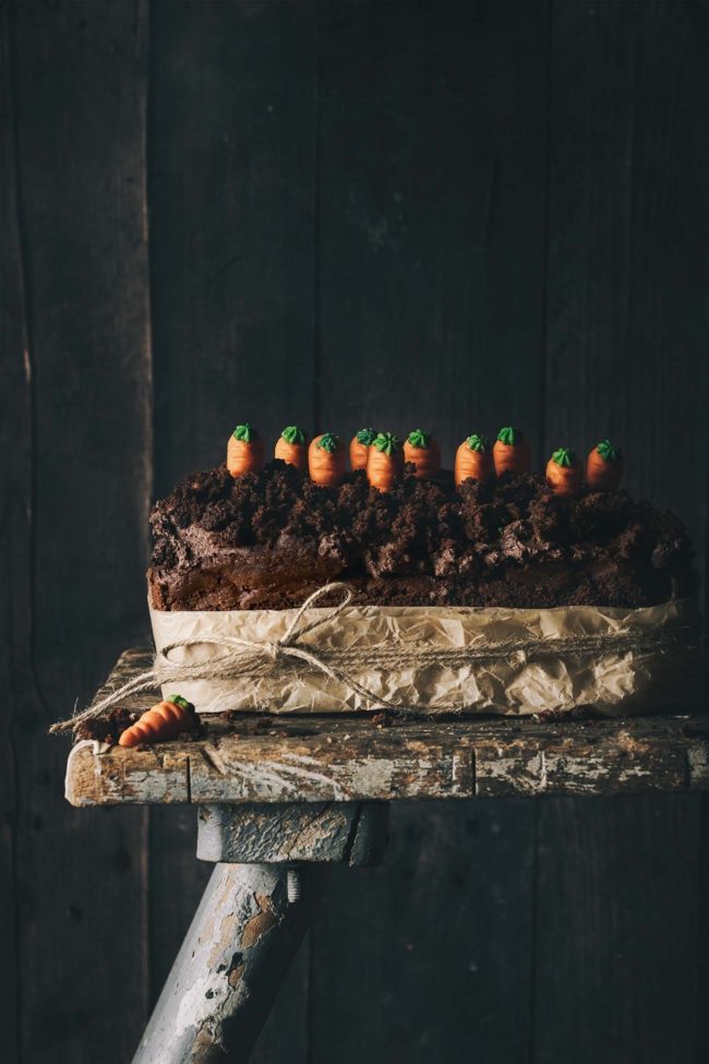 Zu Ostern Kuchen verschenken. Die wohl süßeste und leckerste Idee. Ich habe mich für das Möhrenbeet entschieden. Saftig, schokoladig und echt einfach gemacht. Und ich finde ihn richtig schick.