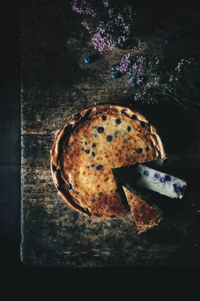 Oh, dieser Quarkkuchen mit Heidelbeeren ist einfach eine Offenbarung für die Sinne! Die cremige Konsistenz und die saftigen Heidelbeeren, die darin eingebettet sind, verschmelzen auf der Zunge zu einem wahren Geschmackserlebnis. Es ist unglaublich, wie einfach dieser Kuchen zu machen ist - mit nur wenigen Zutaten und ein paar Handgriffen zaubert man eine leckere Köstlichkeit. Aber was diesen Kuchen für mich so besonders macht, ist die Vanillenote, die ihm eine unverwechselbare Tiefe verleiht. Sie erinnert mich an meine Kindheit und an die Geborgenheit, die ich damals beim Genießen von süßen Leckereien empfunden habe. Dieser Kuchen ist für mich wie eine Umarmung in Kuchenform.