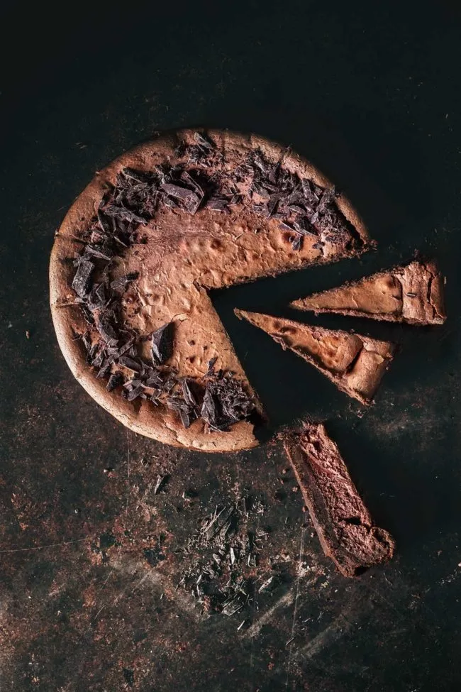 Diesen “der beste Schokoladen- Cheesecake, den ich je gemacht habe“ gab es gestern bei uns. Eigentlich wollte ich das Rezept auch erst nächste Woche aufschreiben, aber da der Kuchen regelrecht Begeisterungsstürme auslöste und „jemand, den ich nicht mit Namen nennen möchte“ heimlich (als ob mir das nicht aufgefallen wäre) 3 (!) Stücke hintereinander verspeist (mit seinen Worten „Ich habe sie mir reingestopft) hat, musste ich mich einfach ran setzen und das Rezept sofort mit euch teilen.
