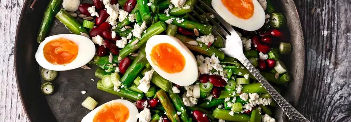 In nur 20 Minuten auf dem Tisch. Dieser frische Spargelsalat ist einer meiner Favoriten und eine gute Gelegenheit hart gekochte Eier zu verwerten. Mit Zitronen-Dressing beträufelt, hat dieser Salat bei jedem Bissen einen leichten und würzigen Geschmack.