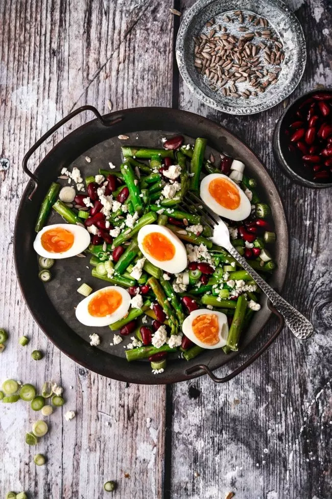 In nur 20 Minuten auf dem Tisch. Dieser frische Spargelsalat ist einer meiner Favoriten und eine gute Gelegenheit hart gekochte Eier zu verwerten. Mit Zitronen-Dressing beträufelt, hat dieser Salat bei jedem Bissen einen leichten und würzigen Geschmack.