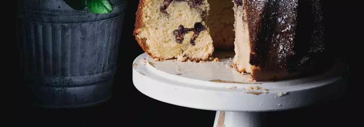 Dieser saftige und fruchtige Kuchen ist einfach zuzubereiten und schmeckt herrlich frisch und luftig. Die Buttermilch verleiht dem Teig eine wunderbare Feuchtigkeit und die Blaubeeren bringen eine angenehme Süße und ein fruchtiges Aroma. Mit diesem Rezept kannst du im Handumdrehen einen leckeren und Gugelhupf zubereiten, der dich begeistern wird. Lass uns also loslegen und diesen köstlichen Buttermilch-Blaubeer Gugelhupf backen!