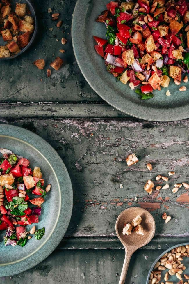 Dieser Salat! Wie soll ich nur meine Emotionen für dieses köstliche Gericht in Worte fassen?Der Salat ist eine wahre Ode an den Sommer, voller leuchtender Farben und frischer Aromen. Die kräftige rote Farbe der Tomaten, die leuchtend grünen Blätter des Basilikums und das geröstete Brot… herrlich. Der erfrischende Geschmack und die Textur sind eine perfekte Ergänzung zu einem kühlen Glas Weißwein an einem sonnigen Tag.