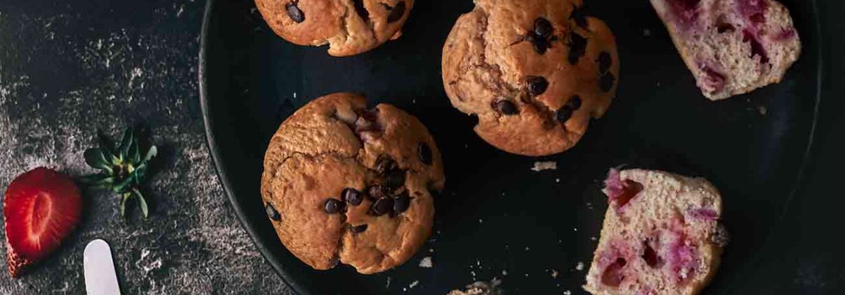 Die Kombination aus Erdbeeren und Schokolade ist schon seit langem ein Klassiker und gehört zu meinen persönlichen Favoriten. Aber als ich zum ersten Mal diese Erdbeermuffins probierte, die mit Joghurt, frischen Erdbeeren und Schokoladentröpfchen zubereitet waren, war ich einfach nur begeistert! Der weiche, saftige Teig, der mit frischen Erdbeerstückchen durchzogen ist, harmoniert perfekt mit der knackigen Schokolade und Zuckerkruste. Diese Erdbeermuffins sind der perfekte Snack für jede Gelegenheit - sei es zum Frühstück, als Nachtisch oder einfach nur als kleines Vergnügen zwischendurch.