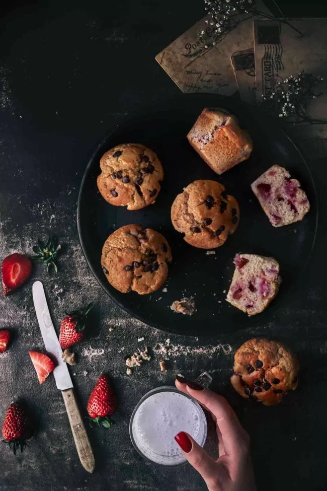 Die Kombination aus Erdbeeren und Schokolade ist schon seit langem ein Klassiker und gehört zu meinen persönlichen Favoriten. Aber als ich zum ersten Mal diese Erdbeermuffins probierte, die mit Joghurt, frischen Erdbeeren und Schokoladentröpfchen zubereitet waren, war ich einfach nur begeistert! Der weiche, saftige Teig, der mit frischen Erdbeerstückchen durchzogen ist, harmoniert perfekt mit der knackigen Schokolade und Zuckerkruste. Diese Erdbeermuffins sind der perfekte Snack für jede Gelegenheit - sei es zum Frühstück, als Nachtisch oder einfach nur als kleines Vergnügen zwischendurch.