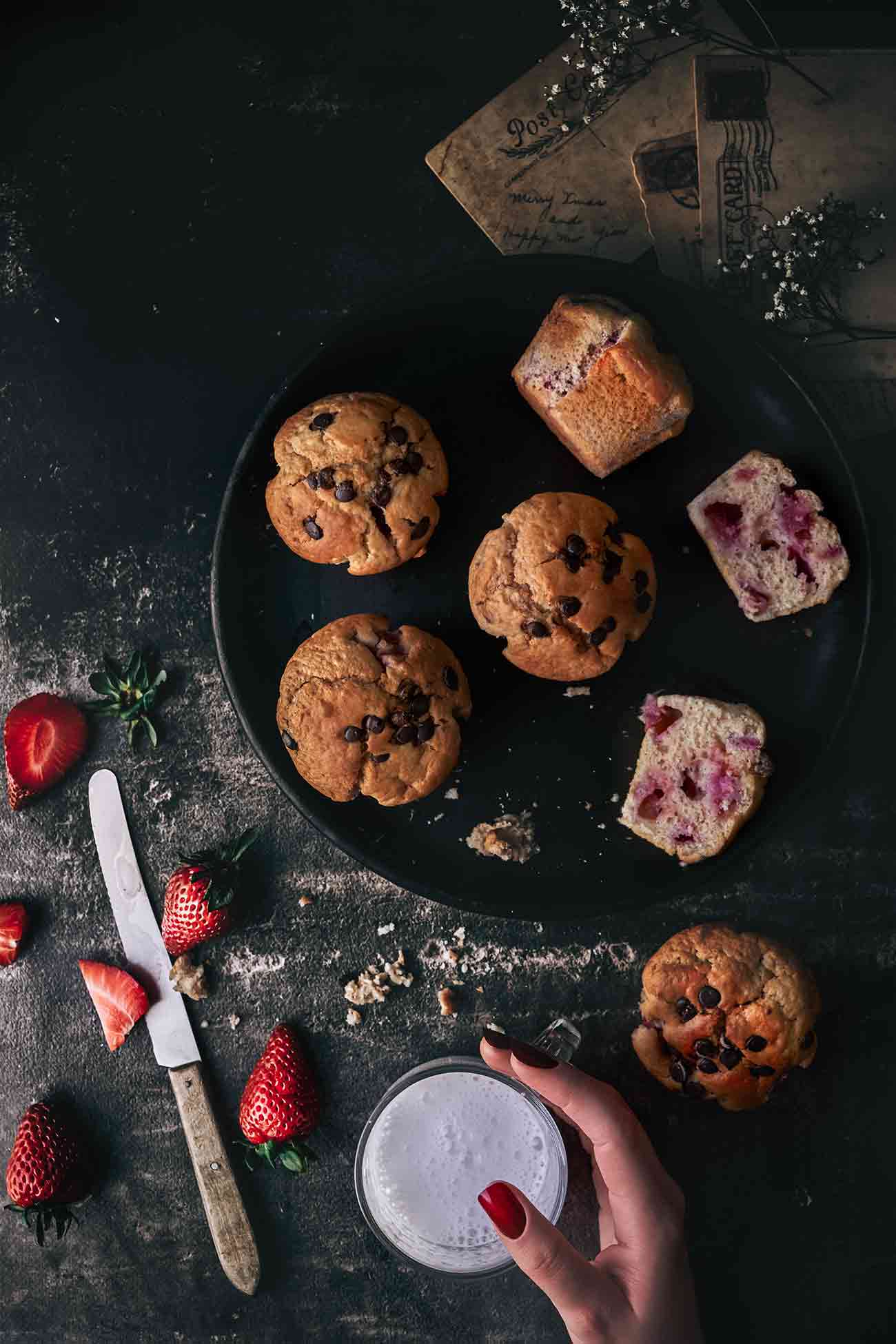 Die Kombination aus Erdbeeren und Schokolade ist schon seit langem ein Klassiker und gehört zu meinen persönlichen Favoriten. Aber als ich zum ersten Mal diese Erdbeermuffins probierte, die mit Joghurt, frischen Erdbeeren und Schokoladentröpfchen zubereitet waren, war ich einfach nur begeistert!
Der weiche, saftige Teig, der mit frischen Erdbeerstückchen durchzogen ist, harmoniert perfekt mit der knackigen Schokolade und Zuckerkruste.
Diese Erdbeermuffins sind der perfekte Snack für jede Gelegenheit - sei es zum Frühstück, als Nachtisch oder einfach nur als kleines Vergnügen zwischendurch.
