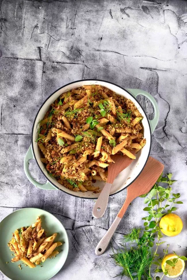 Diese Pasta hat das Potenzial meine Sommer-Pasta zu werden. Ich weiß das Fenchel aufgrund seines starken Geschmacks ein wenig polarisierend sein kann, aber durch das Karamellisieren verliert er den starken Anis-Geschmack. Der leichte Geschmack des karamellisierten Fenchels und der Zitronen-Crunch ist einfach einzigartig. Der Zitronen-Crunch ist das I-Tüpfelchen dieses Gerichts. Die Zitrusfrische ist eine herrliche Ergänzung und sorgt für einen lebendigen Geschmackskontrast. Die Zubereitung ist einfach und erfüllt deine Küche mit verführerischen Düften, denn während der Fenchel karamellisiert, entsteht ein fast honigartiger Duft…