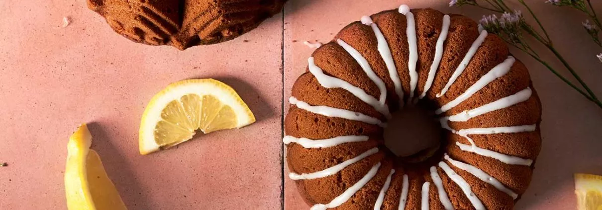 Lass dich von einem frisch gebackenen Gugelhupf mit Lemon Curd und einer dicken Zitronenglasur verführen! Es erwartet dich ein Kuchen voller Sommer.