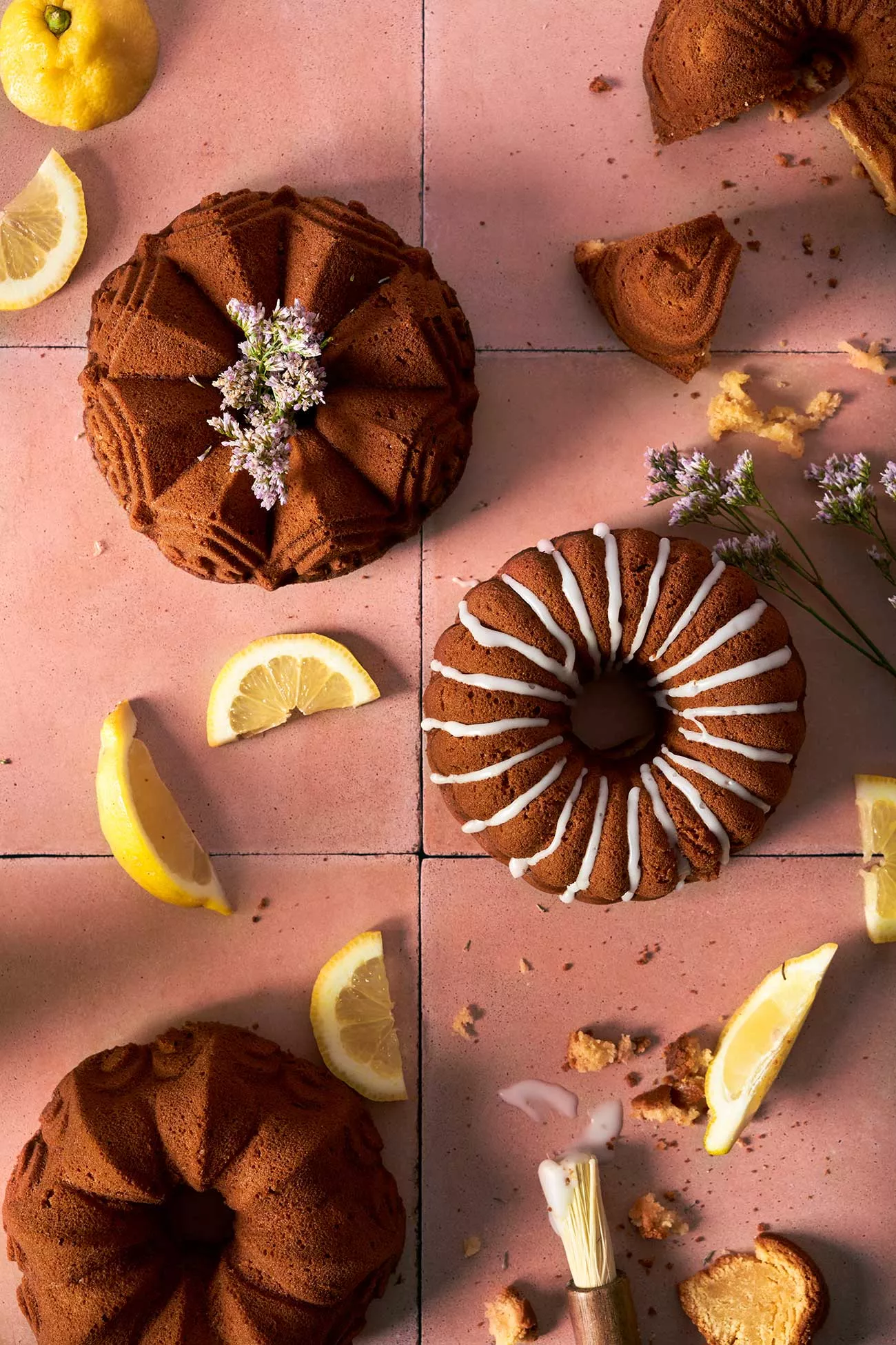 Lass dich von einem frisch gebackenen Gugelhupf mit Lemon Curd und einer dicken Zitronenglasur verführen! Es erwartet dich ein Kuchen voller Sommer. 