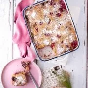 Leckerer Milchreiskuchen mit Himbeeren