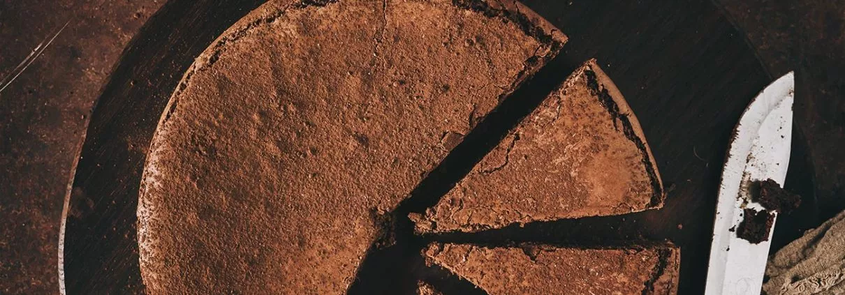 Der schnellste und leckerste Nuss-Nougat Brownie-Kuchen der Welt. Schließt für einen Moment die Augen und stellt euch vor: ein saftiger, schokoladiger Brownie, der auf der Zunge zergeht, mit unwiderstehlicher Nuss-Nougat Creme. Nochmal bitte: Ein saftiger Brownie, der noch einen Hauch Feuchtigkeit in der Mitte hat und leicht klebrig ist. So ist er perfekt. Würde ich dieses Rezept in einem dieser schlechten TV-Werbespot im Trash-TV bewerben, würde ich noch dicker auftragen: „Euer Herz wird vor Freude tanzen und ein Lächeln wird sich auf euren Lippen ausbreiten. Also lasst uns gemeinsam in diese Welt voller Genuss eintauchen und den Nutella-Brownie-Kuchen zu einem Erlebnis machen, das eure Geschmackssinne noch lange in Erinnerung behalten werden“…hach.