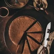 Der schnellste und leckerste Nuss-Nougat Brownie-Kuchen der Welt. Schließt für einen Moment die Augen und stellt euch vor: ein saftiger, schokoladiger Brownie, der auf der Zunge zergeht, mit unwiderstehlicher Nuss-Nougat Creme. Nochmal bitte: Ein saftiger Brownie, der noch einen Hauch Feuchtigkeit in der Mitte hat und leicht klebrig ist. So ist er perfekt. Würde ich dieses Rezept in einem dieser schlechten TV-Werbespot im Trash-TV bewerben, würde ich noch dicker auftragen: „Euer Herz wird vor Freude tanzen und ein Lächeln wird sich auf euren Lippen ausbreiten. Also lasst uns gemeinsam in diese Welt voller Genuss eintauchen und den Nutella-Brownie-Kuchen zu einem Erlebnis machen, das eure Geschmackssinne noch lange in Erinnerung behalten werden“…hach.