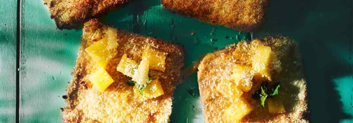 Stell dir vor, du fängst deinen Tag mit etwas völlig Unglaublichem an: Gebackener Kokos-French Toast mit warmer Ananas-Rum-Soße. Ja, du hast richtig gehört, das ist kein gewöhnlicher French Toast, das ist eine Reise in den siebten Himmel des Frühstücks! Okay, ich habe die Toasts als Mittagessen verspeist. Also von vorne: Stell dir vor, du beißt in einen super knusprigen Toast, der auf der Außenseite mit köstlichen Kokosflocken überzogen ist. Innen ist er weich und saftig und schmeckt einfach traumhaft. Das allein wäre schon mega lecker, aber jetzt kommt der Clou: obendrauf gibst du noch eine heiße Ananas-Rum-Soße, die so gut schmeckt, dass du nicht mehr aufhören kannst zu essen.