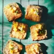 Stell dir vor, du fängst deinen Tag mit etwas völlig Unglaublichem an: Gebackener Kokos-French Toast mit warmer Ananas-Rum-Soße. Ja, du hast richtig gehört, das ist kein gewöhnlicher French Toast, das ist eine Reise in den siebten Himmel des Frühstücks! Okay, ich habe die Toasts als Mittagessen verspeist. Also von vorne: Stell dir vor, du beißt in einen super knusprigen Toast, der auf der Außenseite mit köstlichen Kokosflocken überzogen ist. Innen ist er weich und saftig und schmeckt einfach traumhaft. Das allein wäre schon mega lecker, aber jetzt kommt der Clou: obendrauf gibst du noch eine heiße Ananas-Rum-Soße, die so gut schmeckt, dass du nicht mehr aufhören kannst zu essen.
