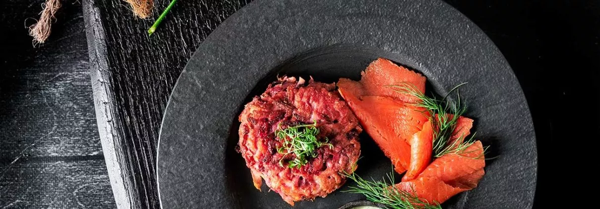 Ein foto eines tellers mit Wildlachs und Rote Bete Rösti