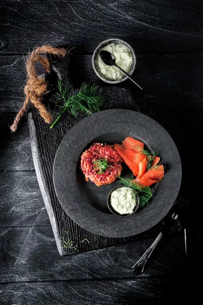 Ein foto eines tellers mit Wildlachs und Rote Bete Rösti