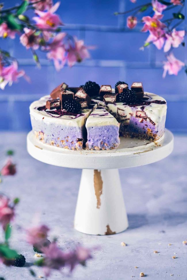 Ich bin so angetan von dieser kleinen Eistorte, dass ich fast geschrieben hätte, dass sie wie ein Stück vom Himmel auf einem Teller ist. Aber das hätte ich dann doch zu schnulzig gefunden. Doch liebe ich es wie die Torte im Mund schmilzt und die intensiven Aromen der Brombeeren freisetzt und sich die erfrischende Kühle sanft auf meiner Zunge ausbreitet….so, mehr geht nicht. Guten Morgen.