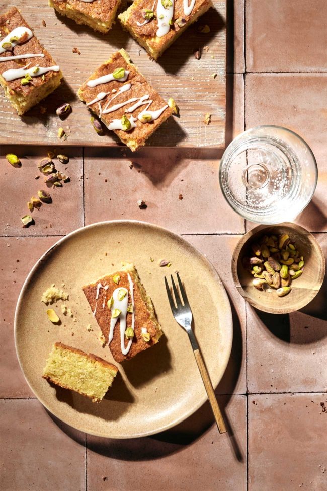 Zucchinis werden oft als einfaches Gemüse übersehen, verwandeln sich in diesem Kuchen aber als wunderbare Backzutat, die eine leicht süße und gleichzeitig erfrischende Feuchtigkeit liefert. Mit einem Hauch von Joghurt, die die sommerlichen Zucchini- und Pistazienaromen hervorheben, ist dieser Kuchen perfekt für ein leichtes Frühstück, einen Nachmittagstee oder sogar als Dessert nach einem leckeren Abendessen. Obwohl der Kuchen echt einfach zu backen ist, ist das Ergebnis ein Kuchen mit echt leckeren Aromen.