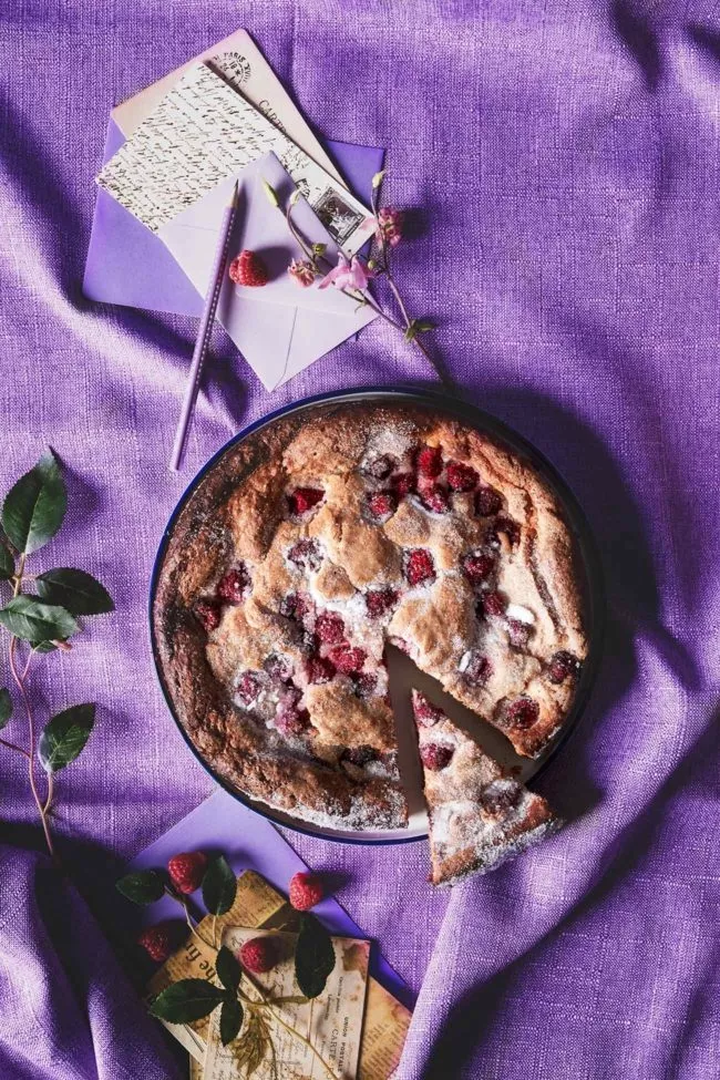 Ich liebe Kuchen, die so einfach sind. Und mit diesem Kuchen macht man einfach alles richtig. Beim ersten Bissen spürst du die Cremigkeit des frischen Ricotta-Käses, der zart auf der Zunge schmilzt. Doch das wahre Highlight dieses Kuchens ist die knusprige Zuckerkruste, die ihm eine verführerische Eleganz verleiht. Sie bildet sich während des Backvorgangs und karamellisiert leicht, um dem Kuchen eine herrlich süße und knusprige Schicht zu geben. Einfach krass.