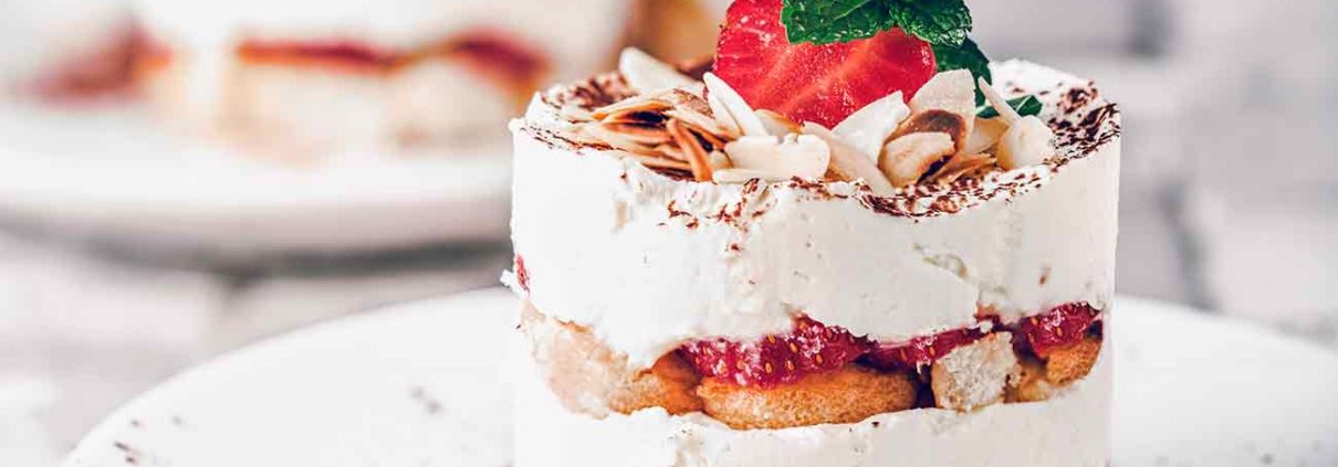 Kleines Erdbeer-Tiramisu Törtchen mit gerösteten Mandeln Small strawberry tiramisu tartlet with toasted almonds Dieses Törtchen hat am Wochenende alle begeistert. Eigentlich ist es „nur“ ein klassisches Tiramisu (ohne Ei) aber zusammen mit den gerösteten Mandeln bildet dieses Mini- Törtchen ein Gleichgewicht von Süße, Bitterkeit und Nussigkeit. Und ich finde es unglaublich hübsch.