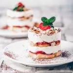 Kleines Erdbeer-Tiramisu Törtchen mit gerösteten Mandeln Small strawberry tiramisu tartlet with toasted almonds Dieses Törtchen hat am Wochenende alle begeistert. Eigentlich ist es „nur“ ein klassisches Tiramisu (ohne Ei) aber zusammen mit den gerösteten Mandeln bildet dieses Mini- Törtchen ein Gleichgewicht von Süße, Bitterkeit und Nussigkeit. Und ich finde es unglaublich hübsch.