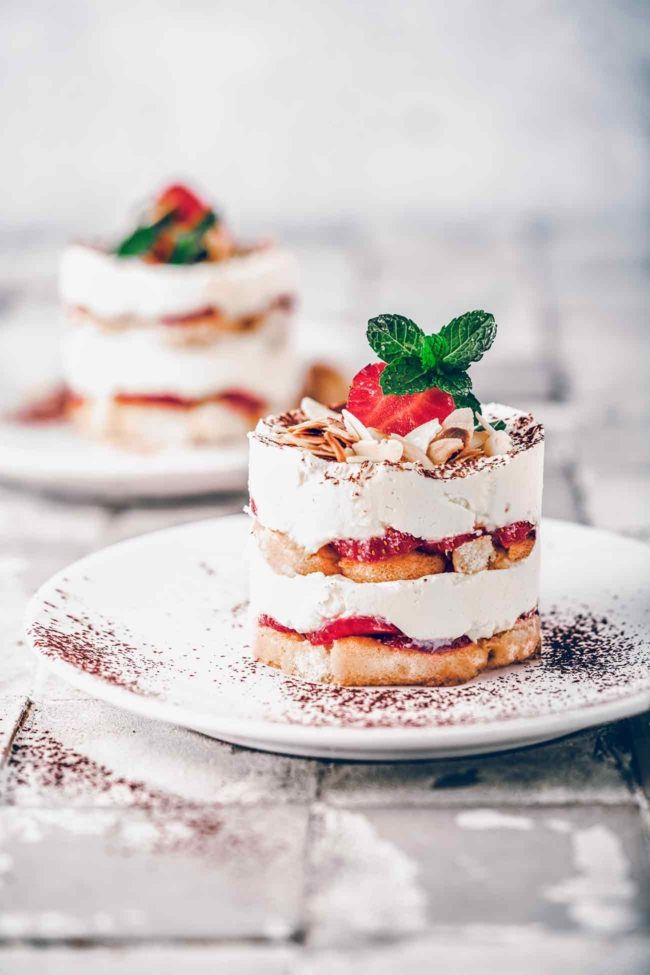 Kleines Erdbeer-Tiramisu Törtchen mit gerösteten Mandeln Small strawberry tiramisu tartlet with toasted almonds Dieses Törtchen hat am Wochenende alle begeistert. Eigentlich ist es „nur“ ein klassisches Tiramisu (ohne Ei) aber zusammen mit den gerösteten Mandeln bildet dieses Mini- Törtchen ein Gleichgewicht von Süße, Bitterkeit und Nussigkeit. Und ich finde es unglaublich hübsch.