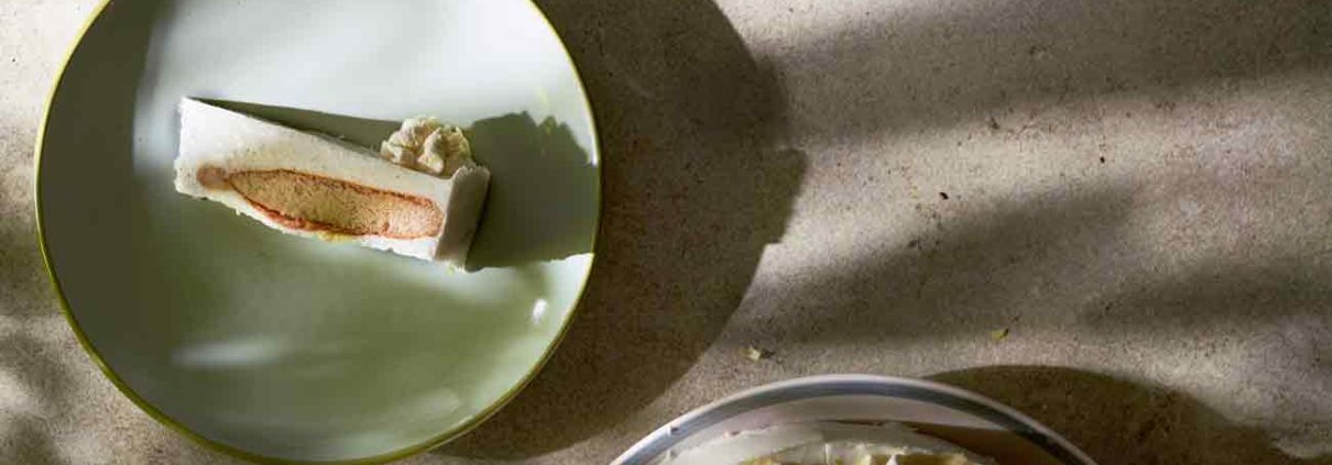 Kein Boden-kein Backofen! Und Sommerfeeling auf dem Tisch. In Form dieses leckeren zitronigen Quarkkuchens. Du brauchst noch mehr? Okay…let´s go: Stelle dir vor, du sitzt an einem warmen Sommertag auf der Terrasse, umgeben von blühenden Blumen und spürst die sanfte Brise auf deiner Haut. Das warme Sonnenlicht kitzelt deine Nase, während du diesen erfrischenden Kuchen genießt, der den Geschmack von Zitronen auf den Punkt bringt. Jeder Bissen dieses luftig-leichten Quarkkuchens weckt deine Sinne und lässt dich das pure Sommerfeeling spüren. Jetzt aber, oder? Also schnapp dir die Zitronen, rühre den Quark an und bereite dich auf ein Geschmackserlebnis vor, das dich mit seiner Leichtigkeit und erfrischenden Wirkung begeistern wird.