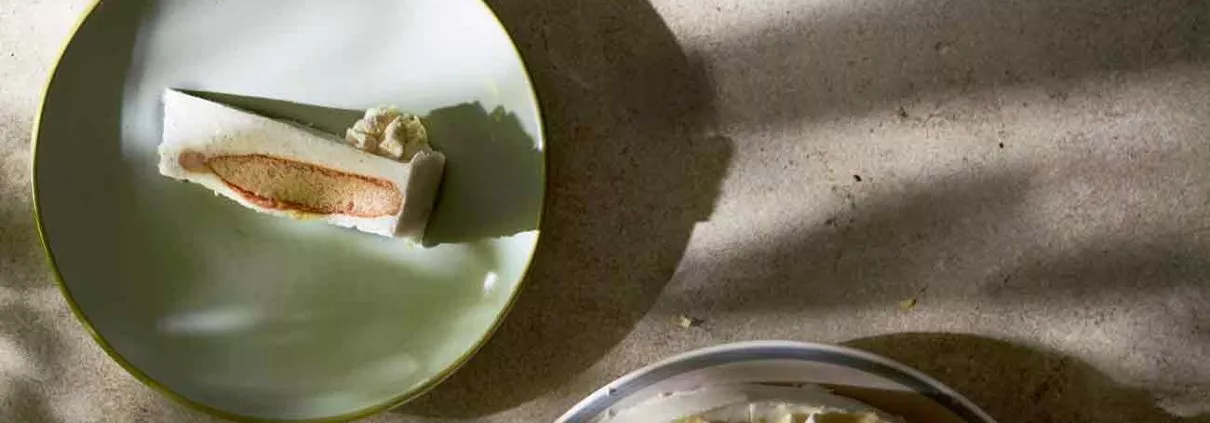 Kein Boden-kein Backofen! Und Sommerfeeling auf dem Tisch. In Form dieses leckeren zitronigen Quarkkuchens. Du brauchst noch mehr? Okay…let´s go: Stelle dir vor, du sitzt an einem warmen Sommertag auf der Terrasse, umgeben von blühenden Blumen und spürst die sanfte Brise auf deiner Haut. Das warme Sonnenlicht kitzelt deine Nase, während du diesen erfrischenden Kuchen genießt, der den Geschmack von Zitronen auf den Punkt bringt. Jeder Bissen dieses luftig-leichten Quarkkuchens weckt deine Sinne und lässt dich das pure Sommerfeeling spüren. Jetzt aber, oder? Also schnapp dir die Zitronen, rühre den Quark an und bereite dich auf ein Geschmackserlebnis vor, das dich mit seiner Leichtigkeit und erfrischenden Wirkung begeistern wird.